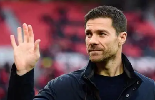 皇马更衣室风云：阿隆索管理困境与教练危机探析